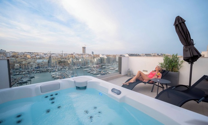 Pieta Apartamento | The Address Seafront Penthouse 16 + Hot Tub