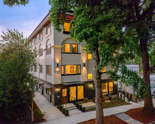 Kerns Casa | The Adelynn - 5BR Modern Luxury - Central Spot