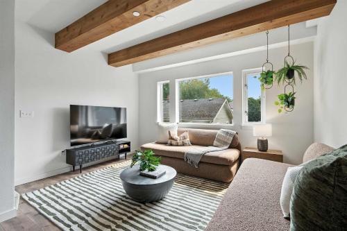 Kerns Casa | The Adelynn 5BR - Sleek - Spacious - Walkable