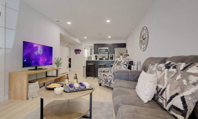 Manhattan Apartamento | The Aggie Landing at Home Stay MHK