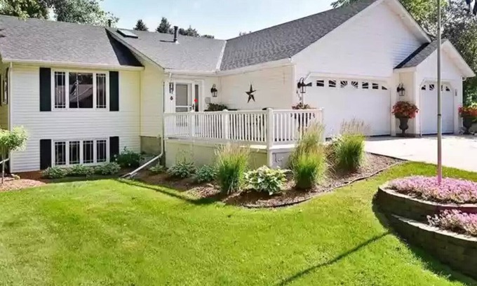 Faribault Casa | The All Inn: Beautiful 3-bedroom home 1 minute from Shattuck-St. Mary's School!