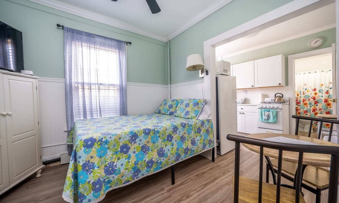Ocean Grove Apartamento | The Allenhurst, Beach Apartment #8 - Small Studio with Bathroom & Kitchen