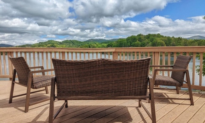 Lake Junaluska Casa | The Allgood Upper level home-Charming Lake Junaluska Retreat with Breathtaking