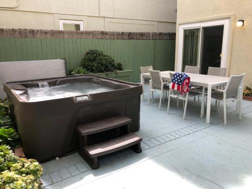 Huntington Beach Casa | The Americana 4 bedroom with spa and bikes, seps to the beach