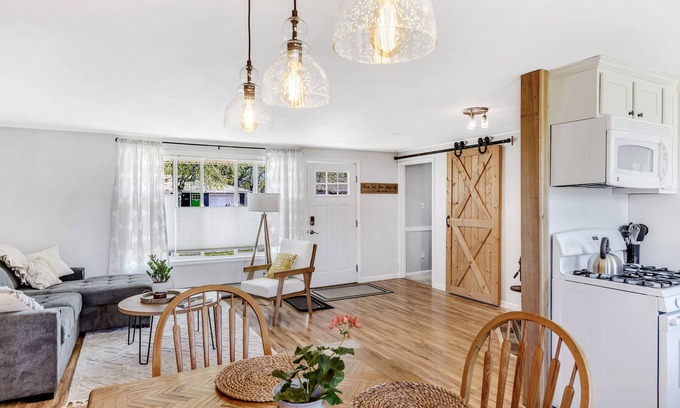 Airport Heights Community Council Casa | The Anchorage: 3bedroom, 4 bed, 1 bath house in Airport Heights.
