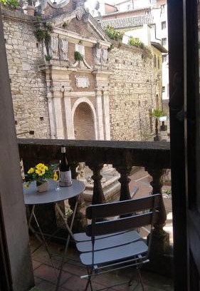 Todi Apartamento | The Angela's House and large balcony on the square