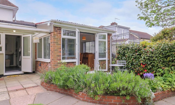 Thorrington Cabaña | THE ANNEX, romantic, with a garden in Thorrington