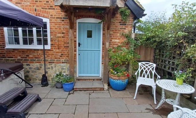 Maidstone Casa | The Annexe with Hot Tub
