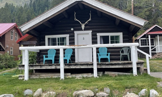 Cooke City-Silver Gate Cabina | The Antler Cozy Cabin! Cooke City, at the entrance of Yellowstone's NE Gate and Lamar Valley