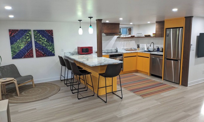 Longmont Apartamento | The Apartment. Cozy one bedroom modern place. Close to downtown and breweries