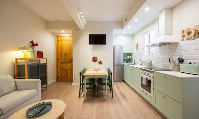 El Parc i la Llacuna del Poblenou Apartamento | The apartment has a unique charm and personality, thanks to its stylish design. You’ll be surrounded by parks, great restaurants, local shops, and more. And to top it off, there’s a private balcony where you can relax.
