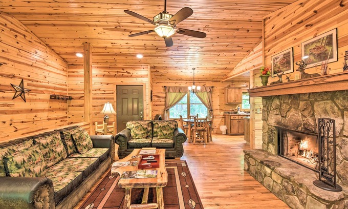 Helen Cabina | ‘The Apple Dumpling’ Cabin: Pool Table, Grill