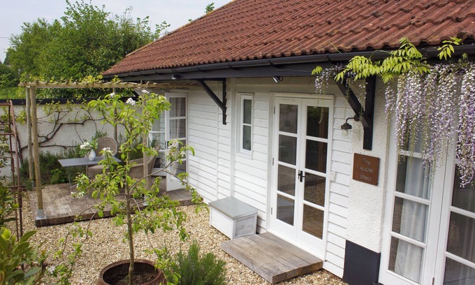 Thorverton Cabaña | THE APPLE SHED, romantic, character holiday cottage in Exeter