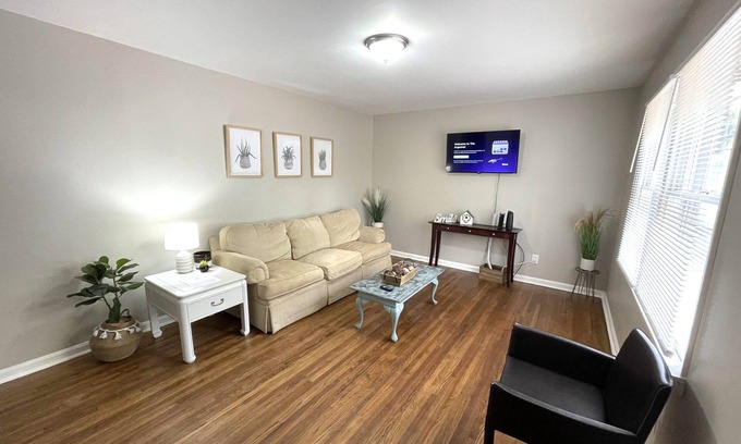 Center Point Casa | The Argonne / Stylish Contemporary Comfortable