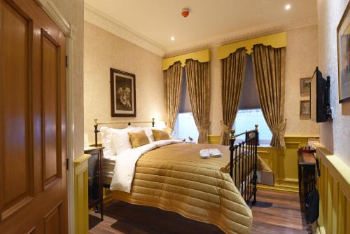 Birmingham Hotel | The Aston Tavern