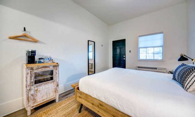 Warrenton Apartamento | The Astonishing Room Two