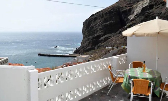 Alojera Casa | La Playa Atlantico con increíbles puestas de sol sobre el horizonte.