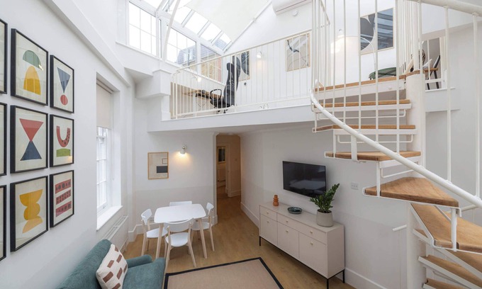 Vincent Square Apartamento | The Atrium: High Ceilings & Workspace, Victoria