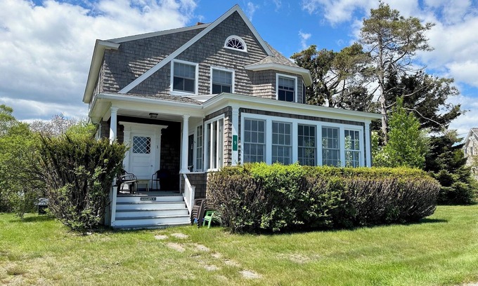 Mid-Coast and Islands Cabaña | The Auburn Colony is for the vacationer who wants to tap into the history and traditions of colon...