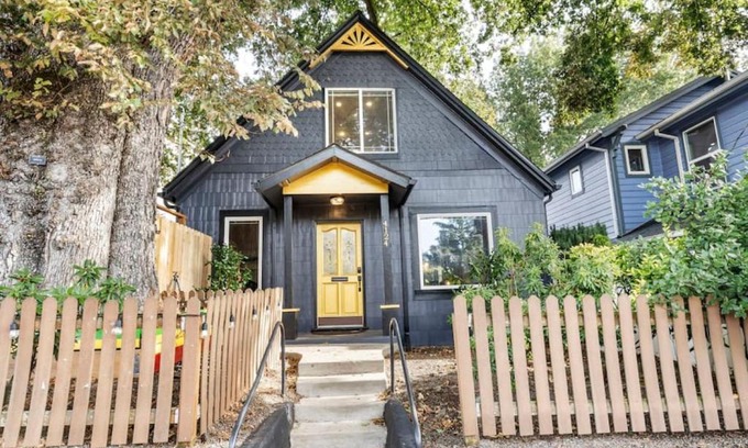 Mississippi District Casa | The Auric Door Inn on N Mississippi