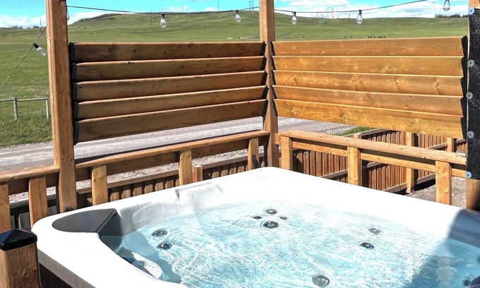 Cochrane Casa | The Aurora Abode w/ Private Hot Tub - Upper Suite