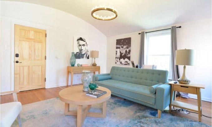 Grandview Heights Apartamento | The Avenue Hot Tub Patio King Bed Pet Friendly Fast WiFi Gem of Grandview