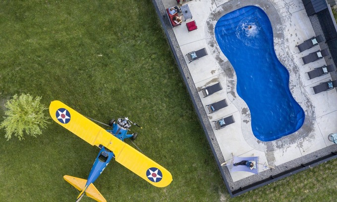 Fayetteville Casa | The Aviator’s Lounge, loft living in the NRG, private pool & hot tub
