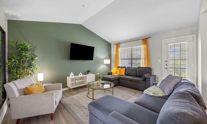 Pleasant Valley Apartamento | The Avocado: Pool, Gym, Sleeps 12 - Near ACL, Downtown Austin & Barton Springs