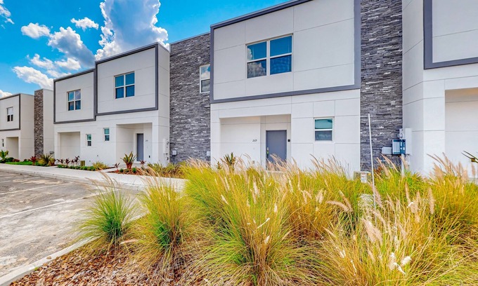 Loughman Condominio | The Azur Resort