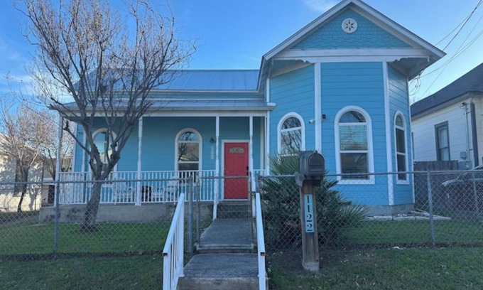 Government Hill Casa | The Azure Charm — Amazing 3BR 2BA Home by the Pearl District & Fort Sam Houston