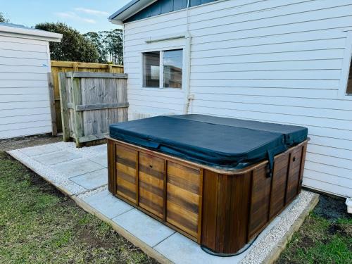 Whitianga Casa | The Bach - Spa Pool, Pets, Scooters & Family Friendly