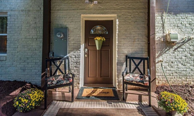 Landrum Casa | The Back Porch -Pet Friendly
