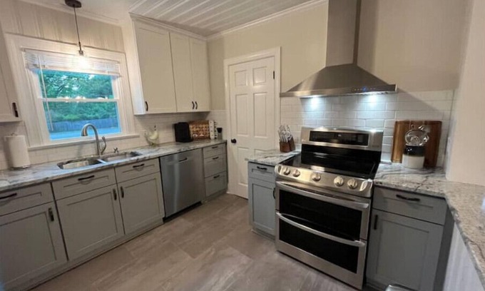 Washington Casa | The Baker House on E. 4th with 2 Living Rooms!