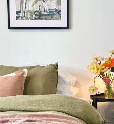 Orange Apartamento | The Baker's Bed - Private 2 King BR Guest Suite