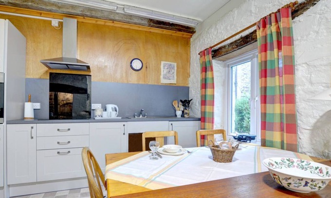 Llanwrtyd Wells Casa | Una casa rústica de piedra, con muebles sencillos pero con todas las comodidades modernas, The Bakery es una calle única.