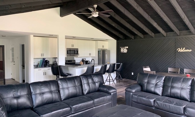 Sandusky Apartamento | The Bam Bam Suite Above Bedrock Tavern