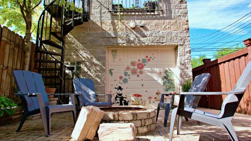 Near West Side Apartamento | The Banksy-Free Parking -4 bedroom w King bed- Firepit Rooftop near United Center