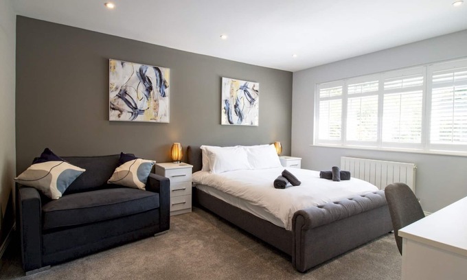 Hastings Casa | The Bar & Bubbles Retreat - Hot Tub & Games Room! | Pass the Keys