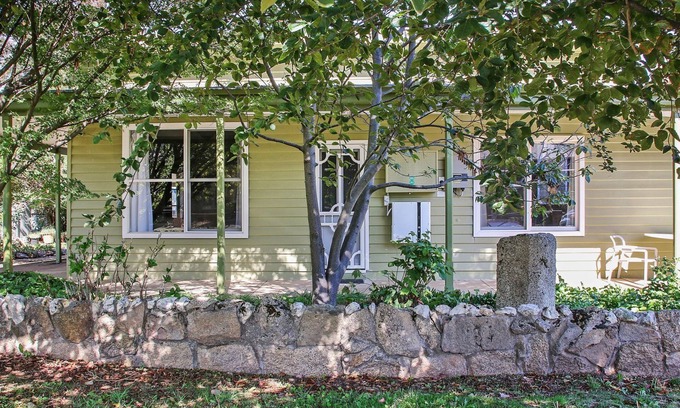 Beechworth Casa | The Bark Hut – a cosy retreat just steps from Beechworth’s best!