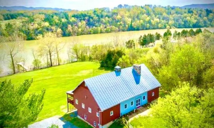 Luray Casa | The Barn at Evermore: riverfront retreat w/hot tub