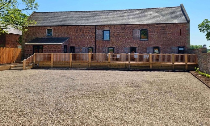 Hendrerwydd Casa | The Barn - sleeps 12 guests in 6 bedrooms