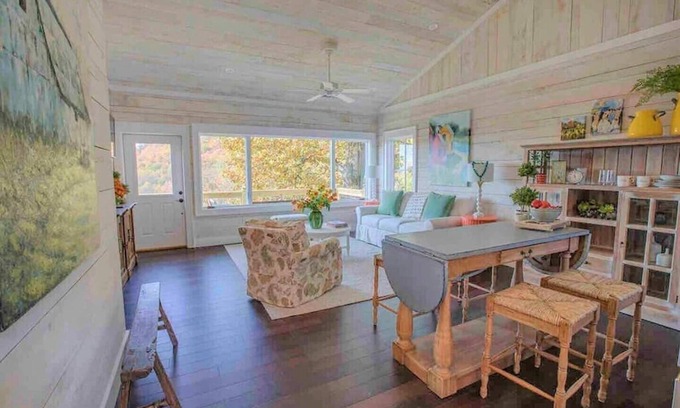 Scaly Mountain Cabaña | The Barrel Room Cottage - Mountain Vineyard Getaway