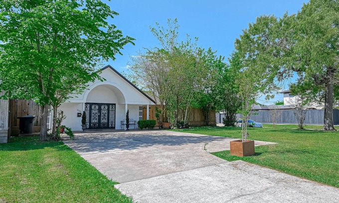 Garden Oaks Casa | The Barry 2BR 2BA House in the Heart of Oak Forest