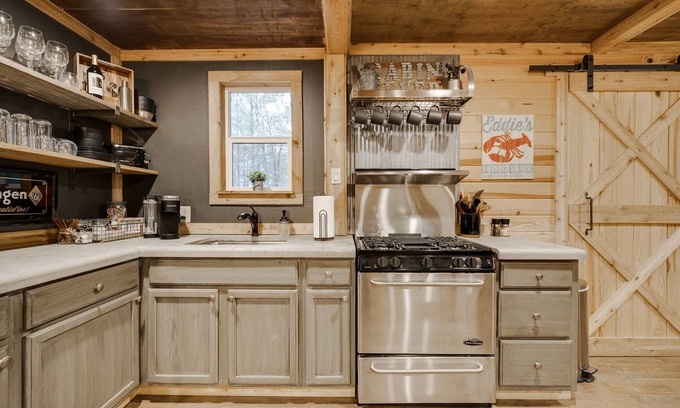 Bismarck Casa | The Base Cabin 🌟 Hot Tub 🌟 Walking Distance to Lake Degray