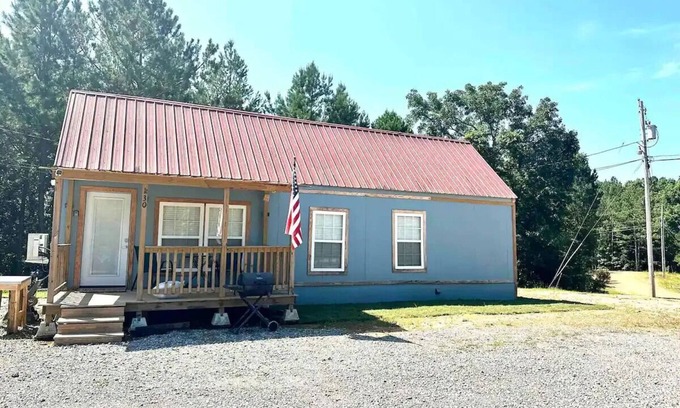 Tie Plant Cabina | The Bass Shack-2 bedroom cabin w spacious parking