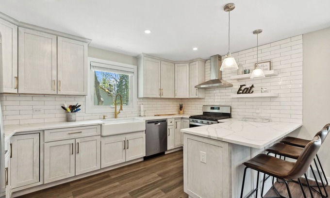 Williams Bay Casa | The Bay Getaway sleeps 10 + pet friendly! 3 blocks to beach, dining/entertainment & boat rentals
