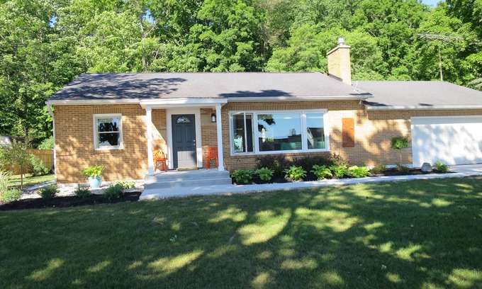 Traverse City Casa | SP3 - The Bay View Brick (Nueva remodelación con una vista impresionante de la bahía)