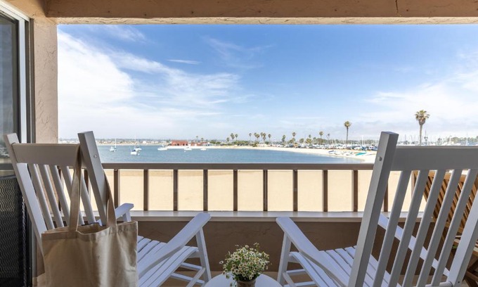 Central Mission Beach Apartamento | The Bay View Units by AvantStay
