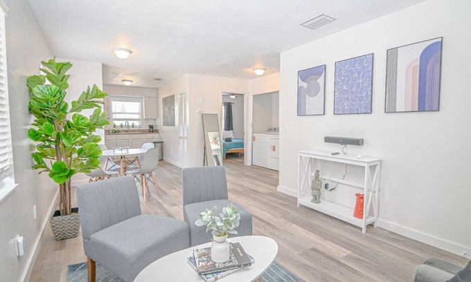 North Hyde Park Villa | The Bayside Retreat – Modern 2BR Villa Near Downtown Tampa w/ Parking & Wi-Fi