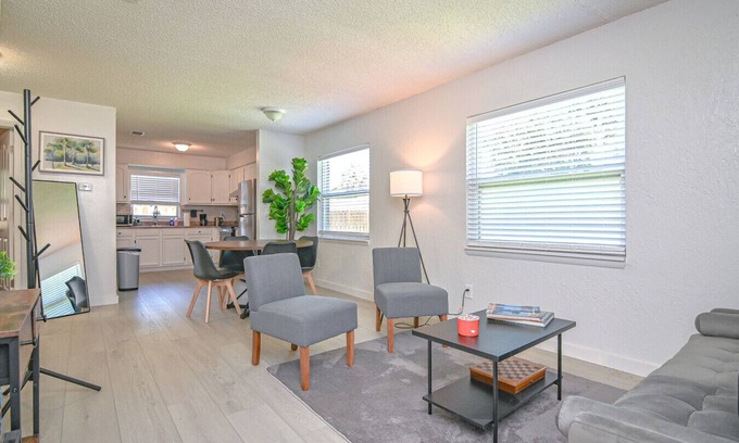 North Hyde Park Villa | The Bayside Retreat – Modern 2BR Villa Near Downtown Tampa w/ Parking & Wi-Fi